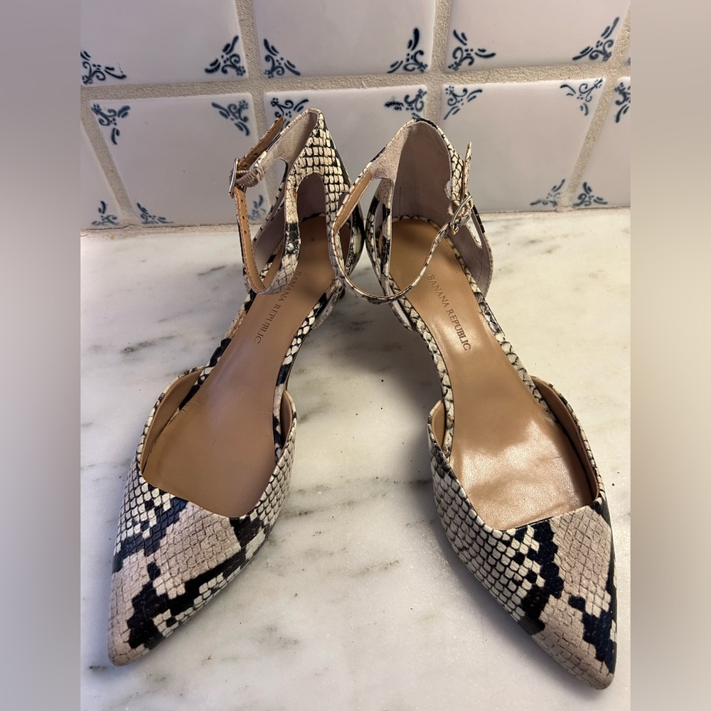 Banana Republic, kitten heel, crocodile look